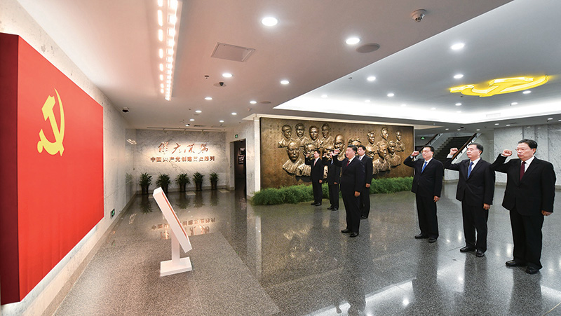 2017年10月31日，中共中央總書記、國家主席、中央軍委主席習近平帶領中共中央政治局常委李克強、栗戰(zhàn)書、汪洋、王滬寧、趙樂際、韓正，瞻仰上海中共一大會址和浙江嘉興南湖紅船。這是31日上午，在上海中共一大會址紀念館，習近平帶領其他中共中央政治局常委同志一起重溫入黨誓詞。 