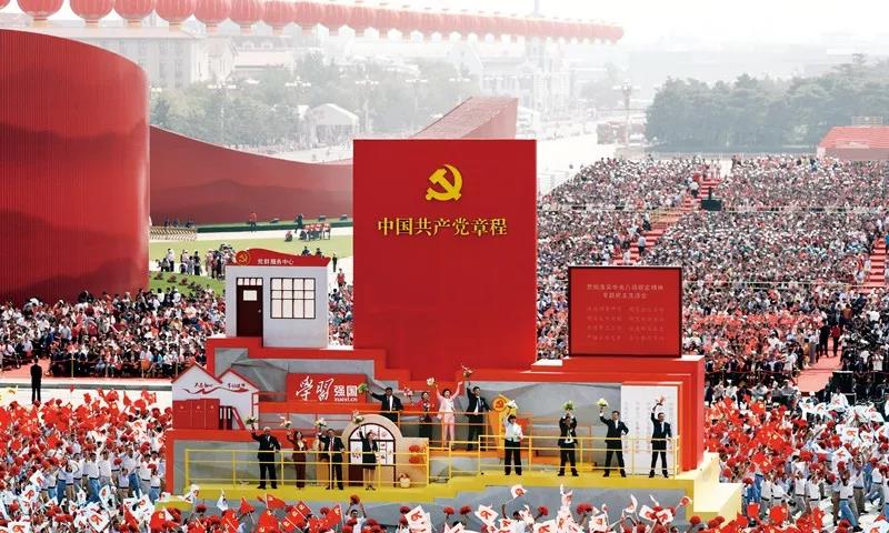 2019年10月1日上午，慶祝中華人民共和國成立70周年大會在北京天安門廣場隆重舉行。這是群眾游行中的“從嚴(yán)治黨”方陣。新華社記者 蘭紅光/攝