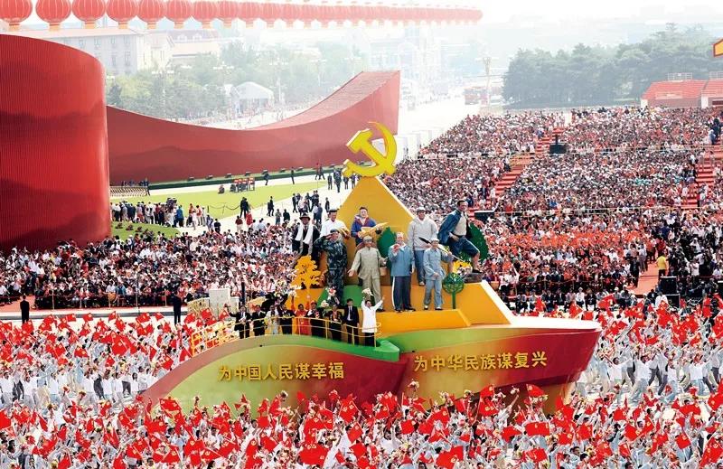 2019年10月1日上午，慶祝中華人民共和國成立70周年大會在北京天安門廣場隆重舉行。這是群眾游行中的“不忘初心”方陣。新華社記者 蘭紅光/攝