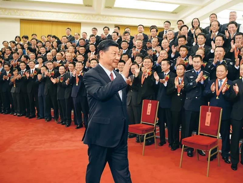 2019年6月25日，黨和國家領(lǐng)導(dǎo)人習(xí)近平、李克強(qiáng)、王滬寧等在北京人民大會堂會見第九屆全國“人民滿意的公務(wù)員”和“人民滿意的公務(wù)員集體”受表彰代表。新華社記者 李學(xué)仁/攝